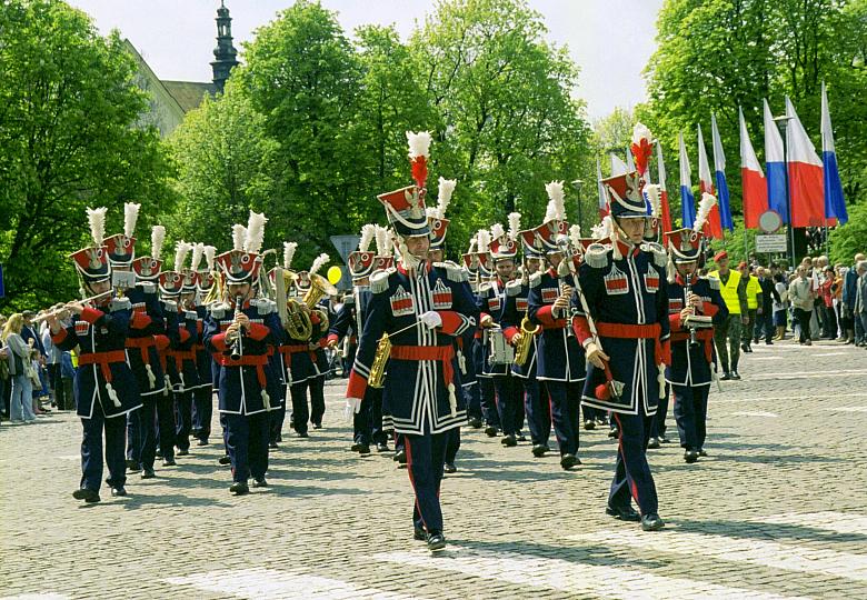 Orkiestra wojskowa Garnizonu Kraków w odświętnych mundurach.