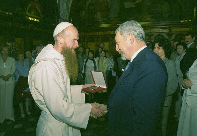 O. Maksymilian Witold Kozłowski ofiarował Prezydentowi Miasta Krakowa Jackowi Majchrowskiemu Medal Jubileuszowy upamiętniający 4