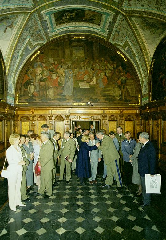 ...przybyłych gości zgromadzonych w refektarzu. 