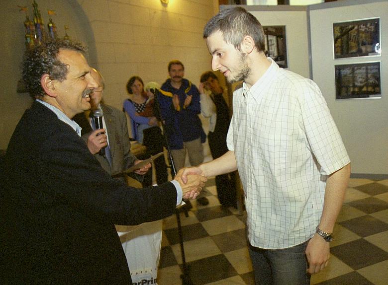 ...wręczył nagrody laureatom konkursu.