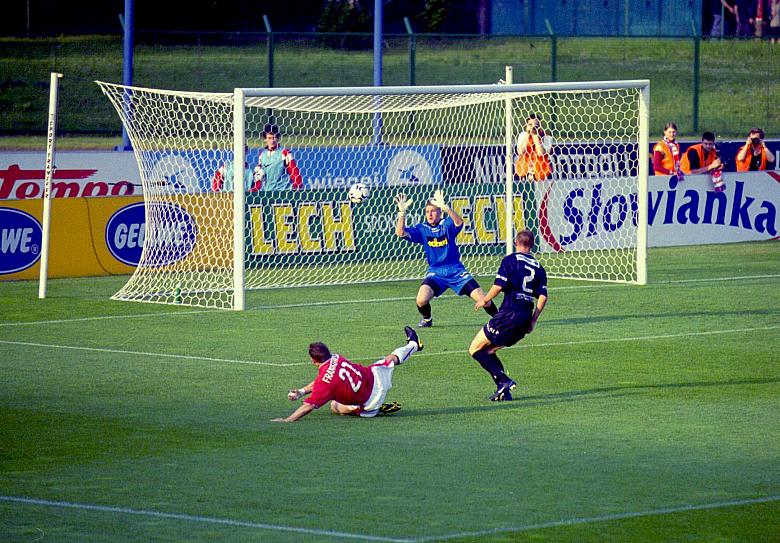 Tomasz Frankowski atakuje bramkę przeciwnika.
