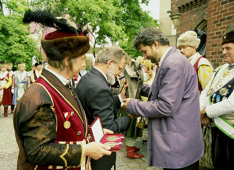 Przekazanie przez Bractwo Kurkowe na rzecz Muzeum Historycznego Miasta Krakowa statuetki, repliki odsłoniętego w Rzymie pomnika 