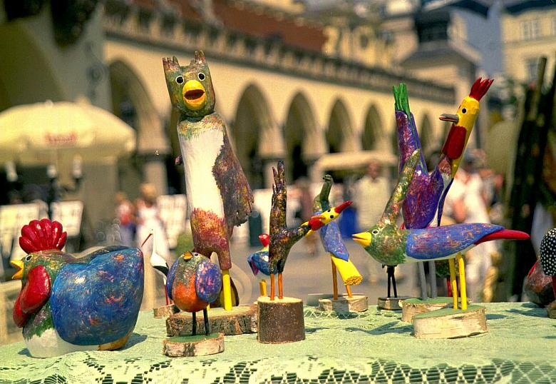 "Ptaki fantazyjne i naturalne" rzeźbione w drewnie, autorstwa Andrzeja Graczyka z miejscowości Dobrska Włościany, na M