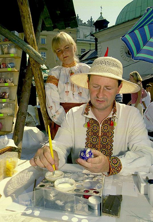 Aleksandra i Arkadiusz Belica 
 z Częstochowy wykonują batikowe pisanki. 