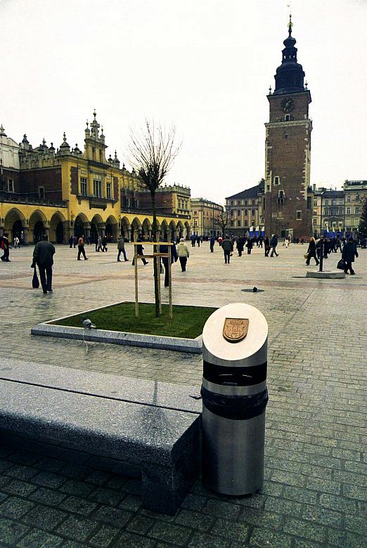 Kosz i kamienna ławeczka.