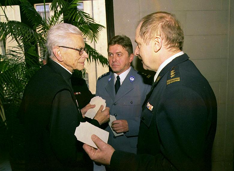 Ksiądz Karynał Franciszek Macharski złożył życzenia przedstawicielom służb mundurowych.