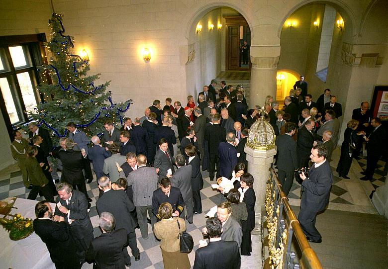 "Świąteczne Spotkanie Opłatkowe" zostało zorganizowane w holu kamiennym Urzędu Miasta Krakowa.