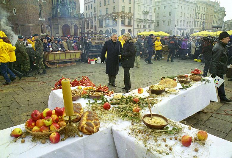 Stół wigilijny na Rynku Głównym.