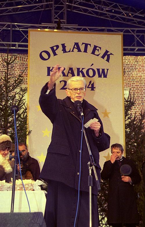 Jego Eminencja Ksiądz Franciszek  Kardynał Macharski poświęcił opłatki. 