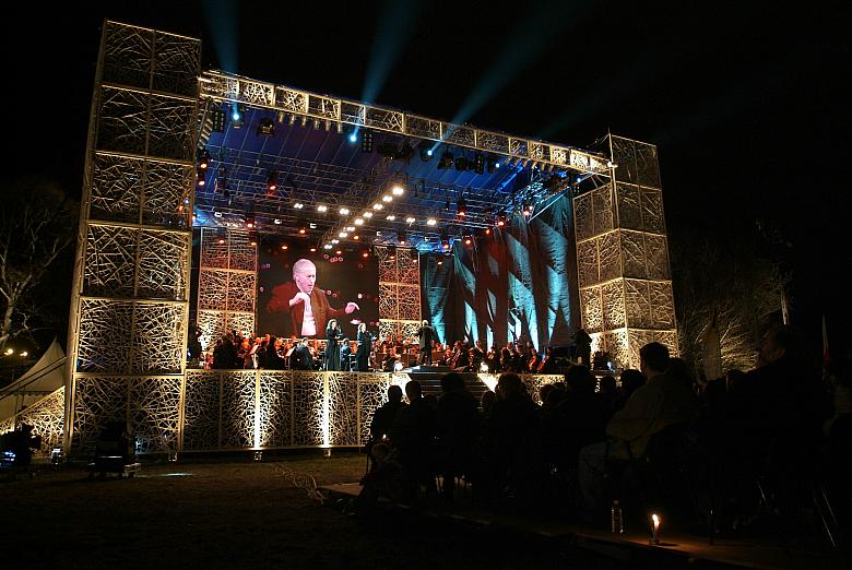 Sinfonietta Cracovia, soliści oraz chór krakowskiej Filharmonii pod dyrekcją Thomasa Sanderlinga wykonali "Requiem" W.