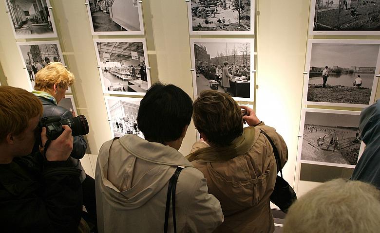 ..."W pełnym kadrze - Nowa Huta
 w fotografii Henryka Hermanowicza"...