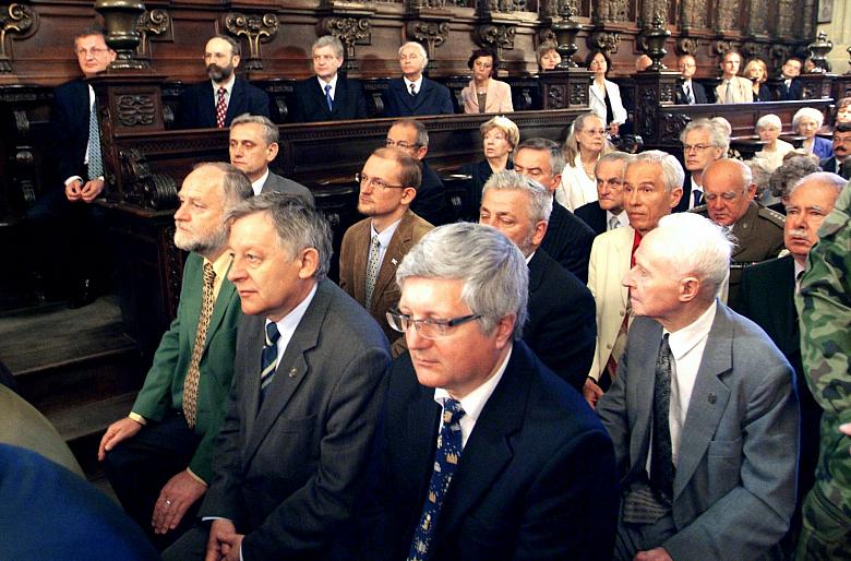 ...parlamentarzyści, korpus konsularny oraz radni Krakowa i Małopolski.