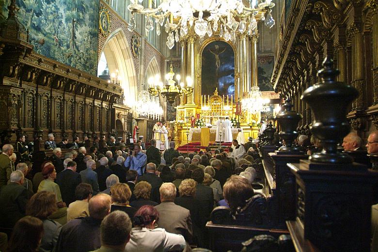 Uroczystego charakteru nabożeństwu dodał udział katedralnego chóru, wojskowej orkiestry i honorowych kompanii Wojska Polskiego, 