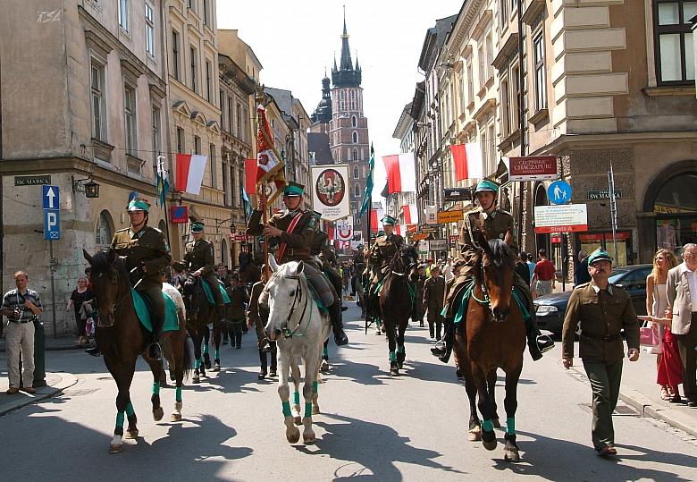 W tle wieże Bazyliki Mariackiej.