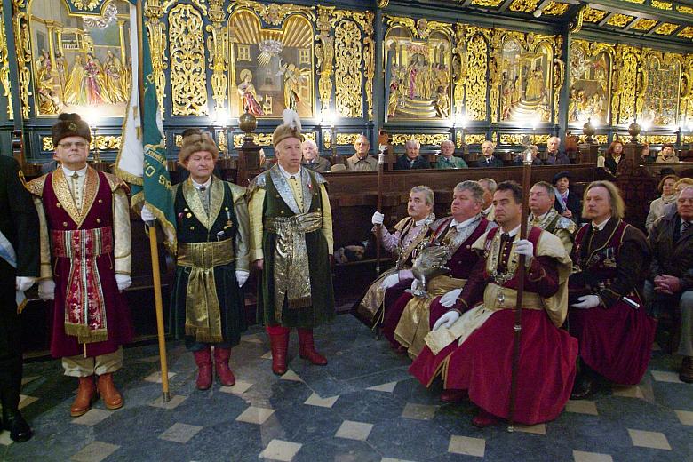 We nabożeństwie uczestniczyli przedstawiciele władz samorządowych 
i wojewódzkich, organizacji kombatanckich, parlamentarzyści,