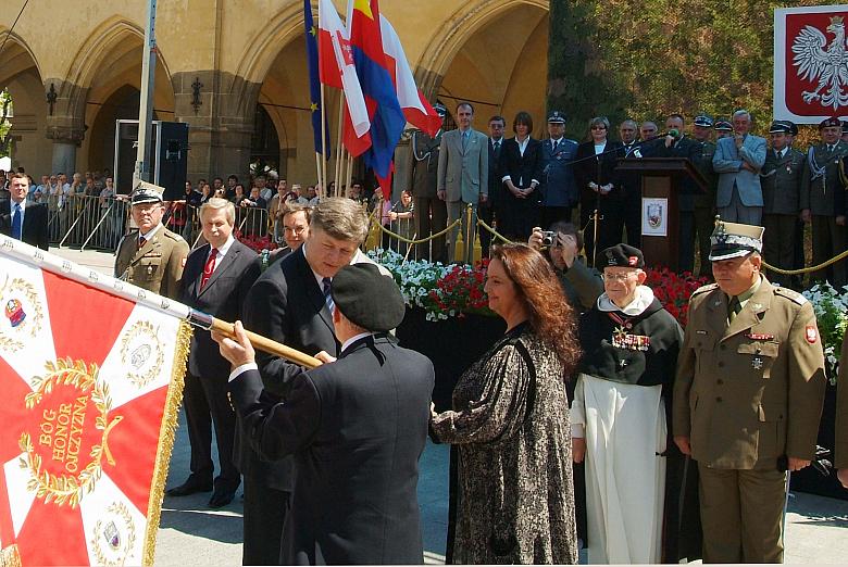 Przekazanie sztandaru przez rodziców chrzestnych Ministrowi Obrony Narodowej... 