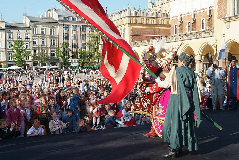 Zawijanie chorągwią jest jednym z najważniejszych elementów tańca Lajkonika.