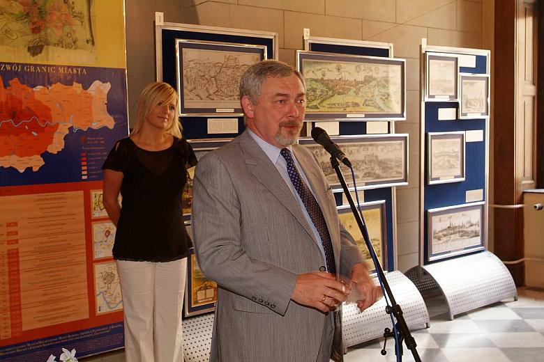 Prezydent Miasta Krakowa Jacek Majchrowski otworzył wystawę pt. "Historyczne widoki i plany Krakowa".