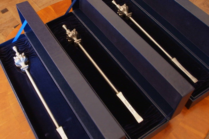 Repliki berła Świętej Królowej Jadwigi, symbolu niesienia pomocy drugiemu człowiekowi, za szlachetną działalność dobroczynną i w