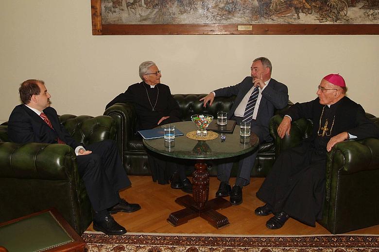 Spotkanie przed uroczystą sesją. Od lewej: ks. bp. Albin Małysiak, Prezydent Miasta Krakowa Jacek Majchrowski, ks. Franciszek Ka