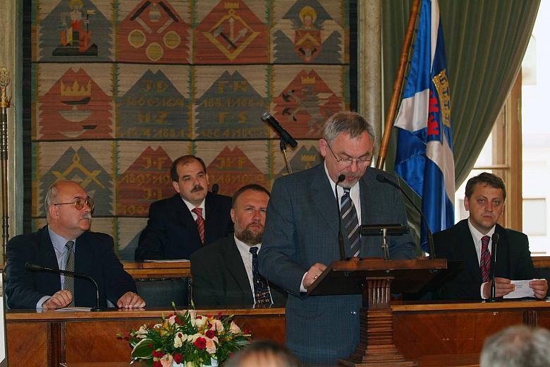 Uroczysta chwila nadania Księdzu Biskupowi Albinowi Małysiakowi tytułu Honorowego Obywatela Stołecznego Królewskiego Miasta Krak