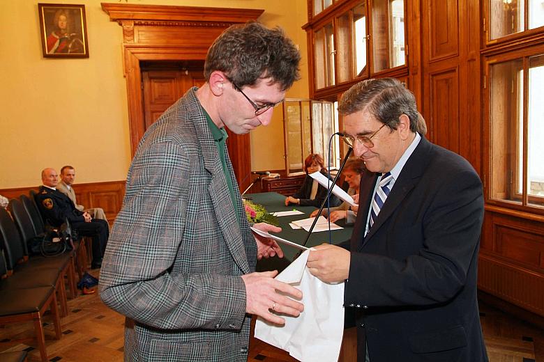 Zastępca Prezydenta Henryk Bątkiewicz wręczył dyrektorom instytucji kultury listy z podziękowaniami oraz pamiątkowe srebrne mone