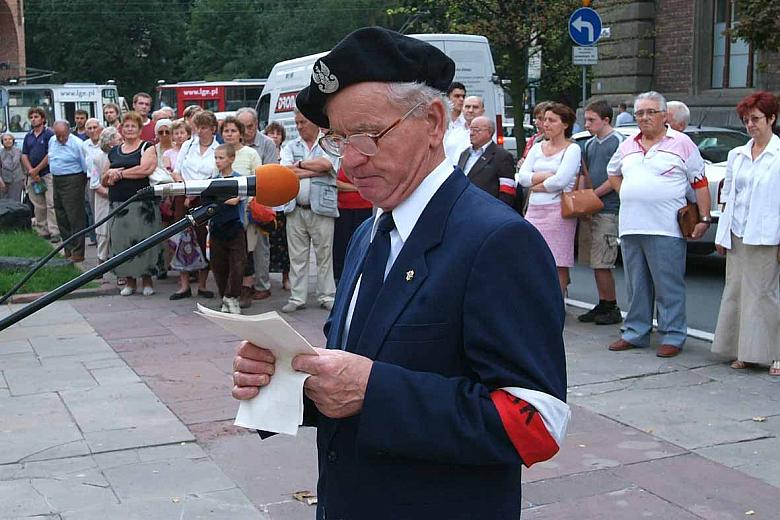 Podczas uroczystości przemawiał Prezes Zarządu Okręgu Kraków Światowego Związku Żołnirzy AK por. Kazimierz Guzikowski.