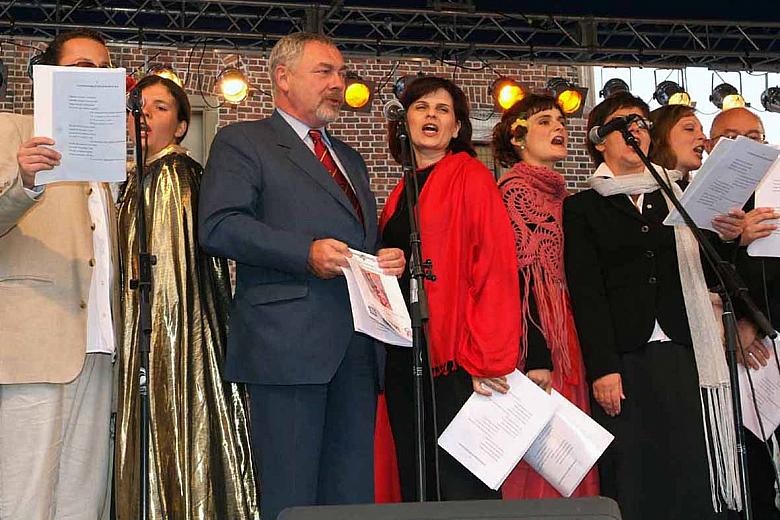 Wspólnie z artystami śpiewał Prezydent Miasta Krakowa Jacek Majchrowski...