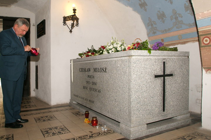 Prezydent Miasta Krakowa Jacek Majchrowski zapalił znicz przy grobie poety w Panteonie Narodowym na Skałce.