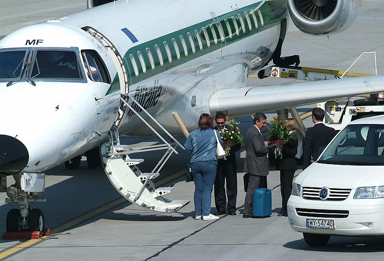 Zaskoczonych podróżnych powitano kwiatami.