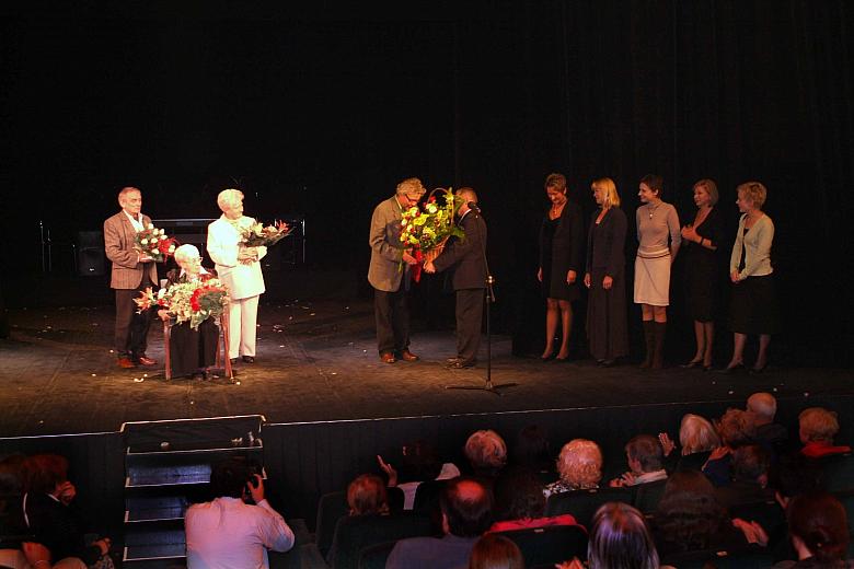 Gratulacje i kwiaty otrzymali...