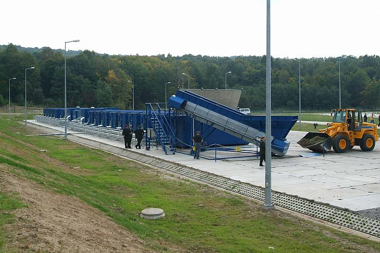 Kompostownia składa się z 16 kontenerów kompostujących...