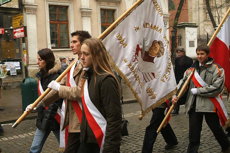 Poczty sztandarowe szkół, którym patronuje Adam Mickiewicz.
