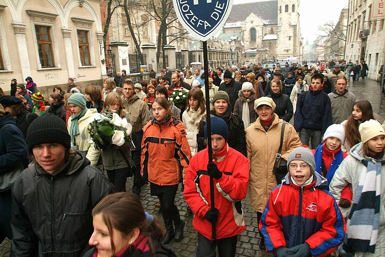 Mieszkańcy Krakowa w pochodzie na ul. Grodzkiej.