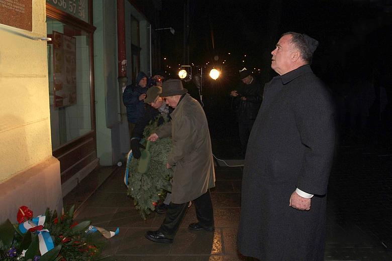 Podczas uroczystości kwiaty pod tablicą złożył Ambasador Izraela David Peleg... 