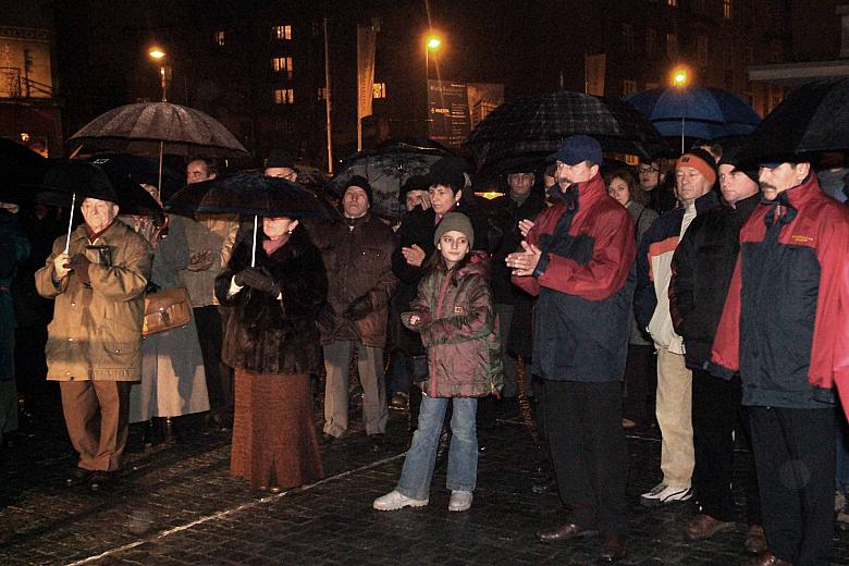 Mimo deszczu na uroczyste otwarcie placu przybyło wielu krakowian.