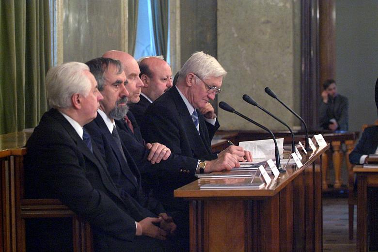 W prezydium zasiedli przedstawiciele władz państwowych i wojewódzkich oraz Społecznego Komitetu Odbudowy Zabytków Krakowa.