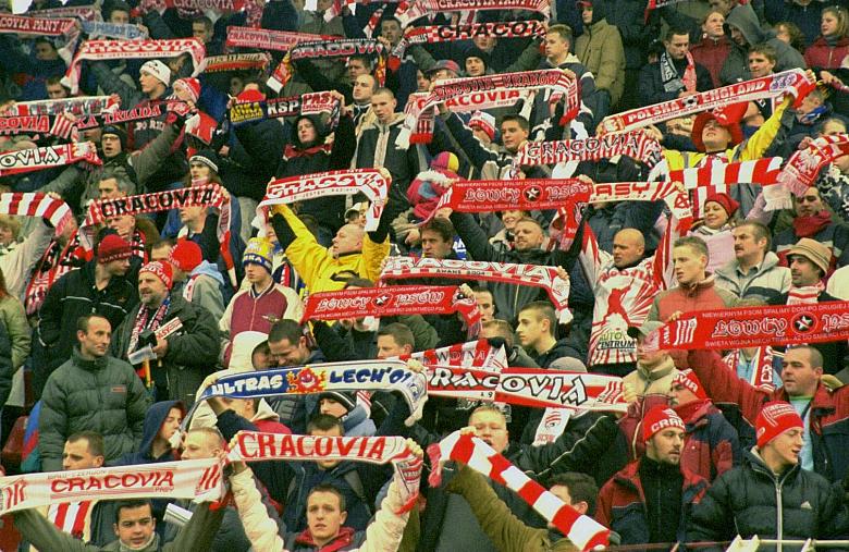 Wierni kibice z klubowymi szalikami.