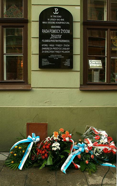 Tablica pamiątkowa Rady Pomocy Żydom umieszczona jest na ścianie budynku przy ul. Jagiellońskiej 11.