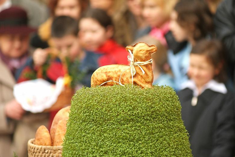 Nie zabrakło "kopca" z rzeżuchy i  wielkanocnego baranka z ciasta.