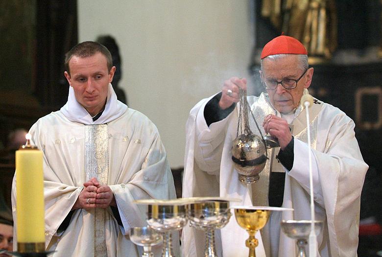 Ksiądz Franciszek Kardynał Macharski oraz nowy opat, Ojciec dr Bernard Sawicki koncelebrują mszę świętą.