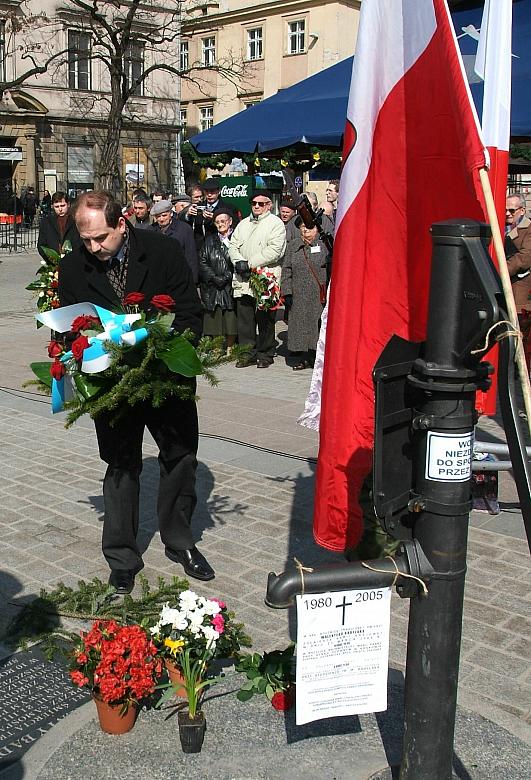 Kwiaty złożył Przewodniczący Rady Miasta Krakowa Paweł Pytko...