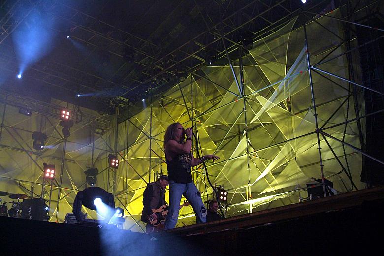 Po północy ze sceny rozbrzmiała dobrze znana wszystkim piosenka "Ale w koło jest wesoło".