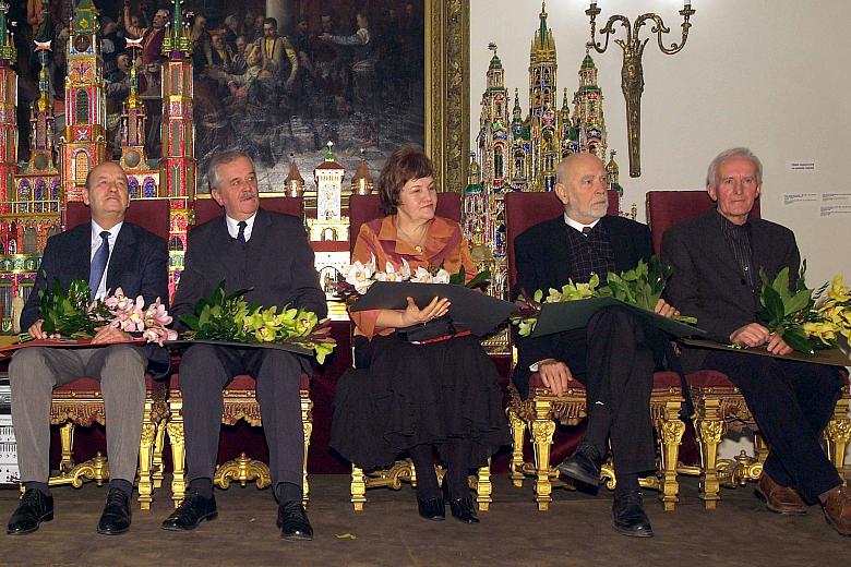Laureaci w pamiątkowej fotografii.