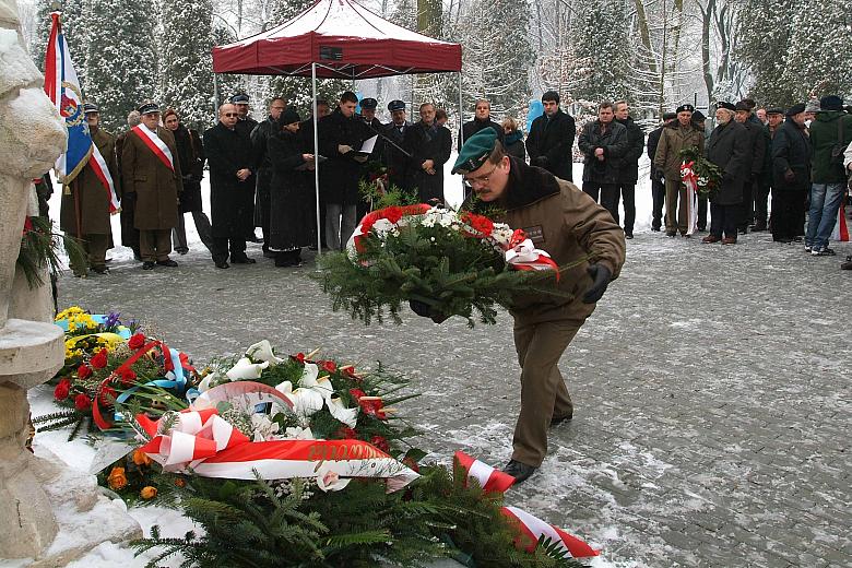 W imieniu Dowódcy 2. Korpusu Zmechanizowanego w Krakowie gen. broni Mieczysława Bieńka kwiaty złożył kpt. Jarosław Sapa.