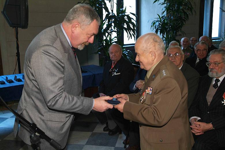Tego dnia Prezydent przyznał 
25 odznak.
