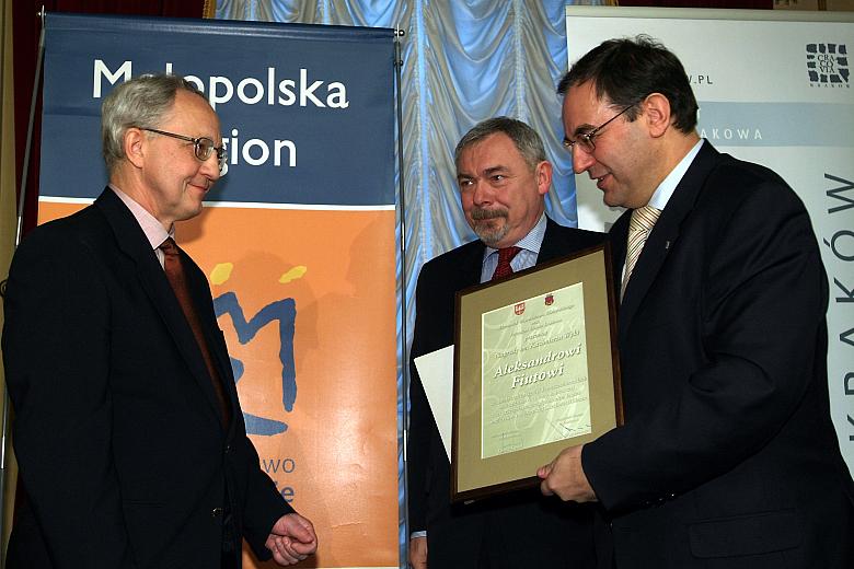 Nagroda im. Kazimierza Wyki przyznawana jest za wybitne osiągnięcia w dziedzinie eseistyki oraz krytyki literackiej 
i artystyc