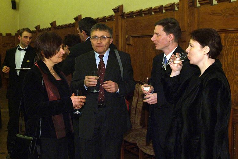 Rozmowy kuluarowe przy lampce szampana.