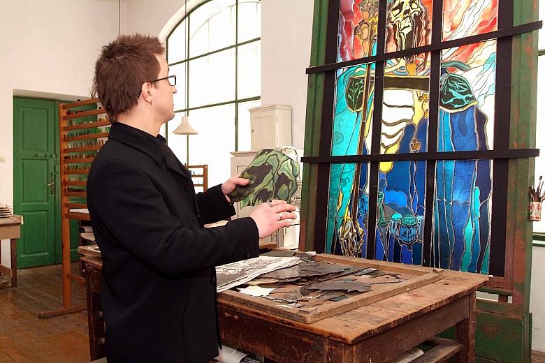 Dyrektor Muzeum Piotr Ostrowski. 
Na sztaludze witraż "Kazimierz Wielki", wykonany według projektu Stanisława Wyspiań