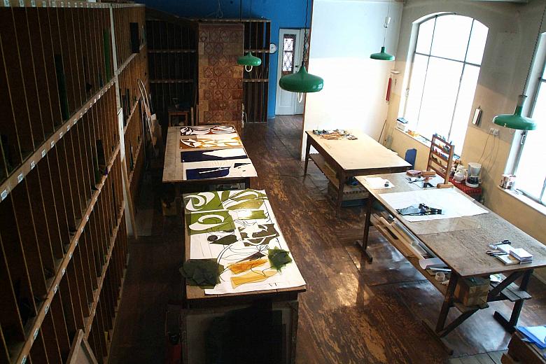 Szklarnia - podręczny magazyn szkła wraz ze stanowiskiem do jego krojenia.